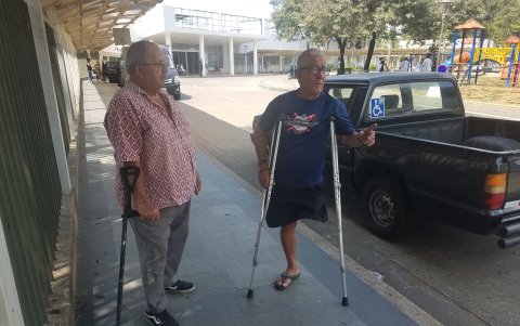 Freddy Cedeño (derecha) considera que el IESS debería primero resolver los problemas pendientes del hospital Teodoro Maldonado Carbo, como en su caso, que espera una prótesis desde hace dos años.