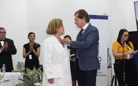 Durante la ceremonia de aniversario por los 53 años del HTMC, el IESS entregó una condecoración a la responsable de la Unidad Técnica de Trasplantes, la doctora Mónica Altamirano.