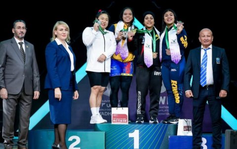 Bella (d) con el tercer lugar del Campeonato Mundial Absoluto de Pesas, en septiembre pasado.