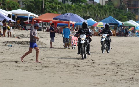 Operativo. En Esmeraldas es muy común ver militares y policías en medio de los puntos turísticos.