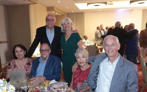 Fernando Vega y Alba de Vega (de pie), acompañados de Janeth de Egas, Walter Egas, Rosario de López y Bolívar López.