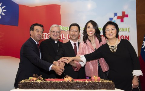 Pedro Velasco, monseñor Andrés Carrascosa, el embajador Augusto Liao, Éricka Chang y Lynn Lee.