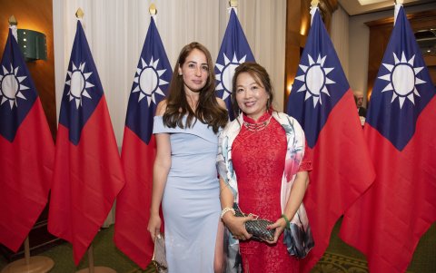 Yaumara Gómez y Eva Wang.