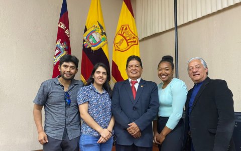 Miguel Ángel Pavón (c) fue posesionado como presidente del Team Pichincha.