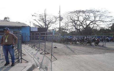 Calma en los exteriores de la penitenciaria la mañana de hoy.