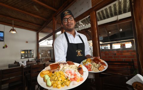 Los platos varían en su presentación según el local, pero mantienen el sabor y la preparación.
