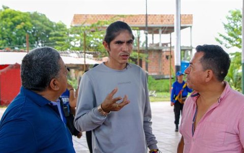 El vocero de la delegación del EMC, Andrey Avendaño (c) saluda a un grupo de personas durante los preparativos para los diálogos de paz