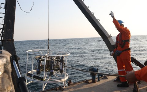 Roseta Oceanográfica. Se sumergen hasta 200 metros. Las botellas capturan muestras y un SBP que mide la velocidad del sonido.