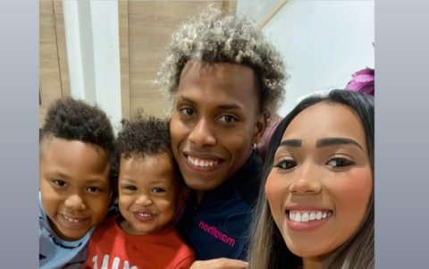 El volante junto a su esposa Gabriela Barrera y sus hijos Dylan, Anaysha y Liam.