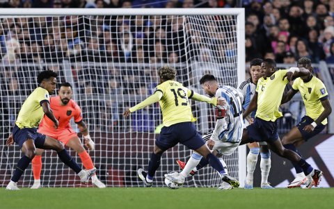 Joao Ortiz (19) en la marca ante Lionel Messi en el juego en Argentina.
