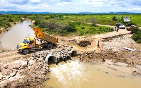 En diversos puntos de Santa Elena se trabaja contra el reloj para intentar proteger desde ya al territorio.