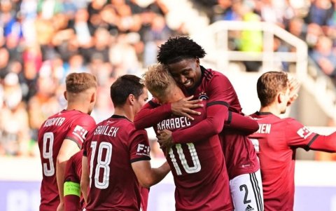 Preciado (#2) firmó su primera asistencia en República Checa.