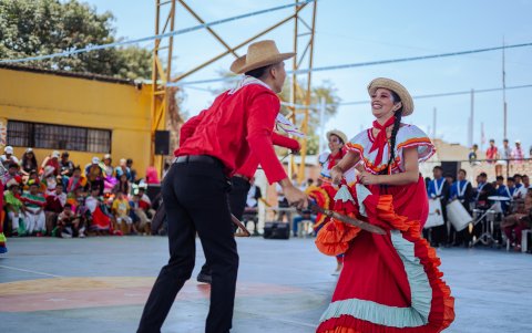 Reconocimiento. Los participantes disfrutaron del acto y entre todos se elogiaron. Hubo música de sobra, a la par de risas y fotografías. La ciudadanía pide que se repita el evento.