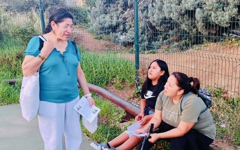 Aída Quinatoa, candidata de Pachakutik, conversa con votantes.