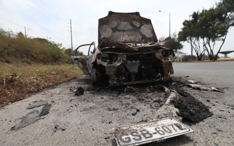 Daño. Hasta pasado el mediodía, el vehículo incendiado estaba en la vía.