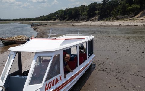 Roberto Brito de Mendonça fue registrado al inspeccionar su embarcación encallada, debido a la sequía, en Manaos