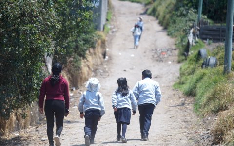 La vía de acceso principal lleva a una escuela. Los niños deben sortear el polvo, en el verano, y el lodo, en el invierno.