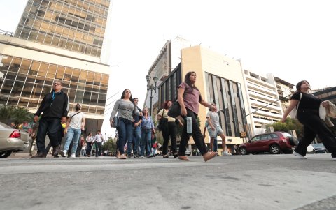 Un grupo de hombres y mujeres camina por una calle del centro de Guayaquil. Según el censo de población, ellas siguen teniendo una ligera mayoría frente a los hombres.