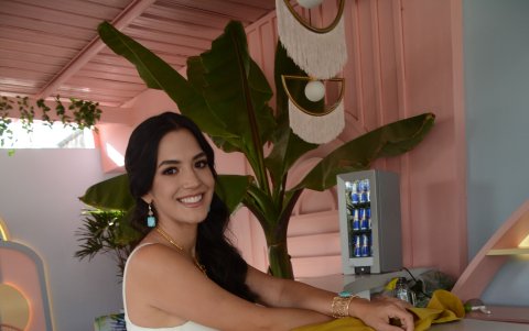 Antes de ingresar a Ecuavisa laboró en Oromar, aunque sus comienzos fueron en la prefectura de Manabí en el departamento de comunicación.