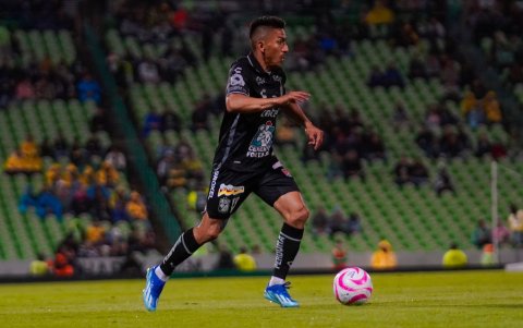 Mena asistió dos veces en la caída 5-4 de su equipo, León, ante Puebla.