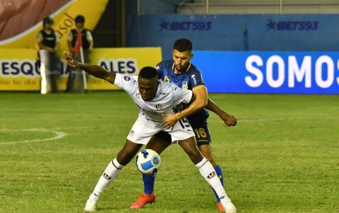 El Tin Angulo es un reconocido futbolista ecuatoriano que militó en equipos como Independiente del Valle, Delfín, Barcelona SC, Liga de Quito (foto). Actualmente pertenece al Unión de Santa Fe.