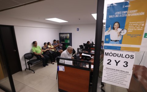 En las agencias del IESS, como la de la Avenida de las Américas, hay módulos dedicados específicamente al trámite de los fondos de reserva.