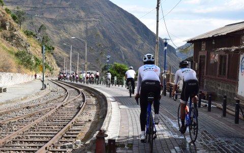 Los menores compartieron una rodada con ciclistas profesionales.