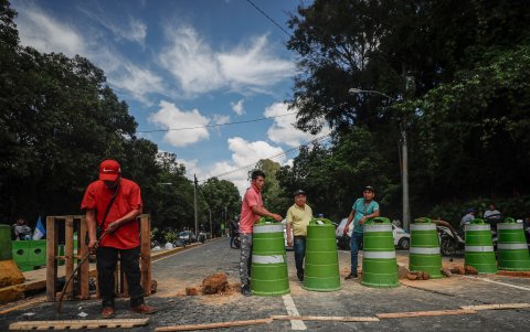 Taxistas y comerciantes bloquean este lunes 9 de octubre de 2023 un sector al este de la Ciudad de Guatemala como parte del paro nacional para exigir la renuncia de la fiscal general Consuelo Porras.