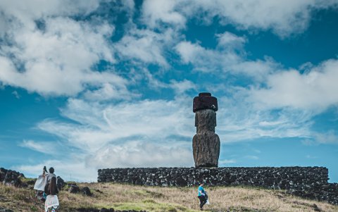 Personas trabajan en la limpieza y retiro de basura, plásticos y escombros en la playa Anakena, el 8 de septiembre 2023 en Isla de Pascua (Chile).