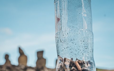 Una persona muestra colillas de cigarrillo durante la limpieza y retiro de basura y escombros en la playa Anakena, el 8 de septiembre 2023 en Isla de Pascua (Chile).