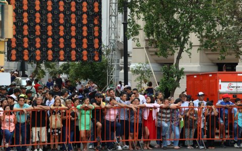 Los guayaquileños pendientes de la sesión solemne.