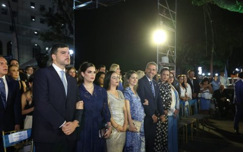 Aquiles Álvarez en compañía de su esposa y autoridades.