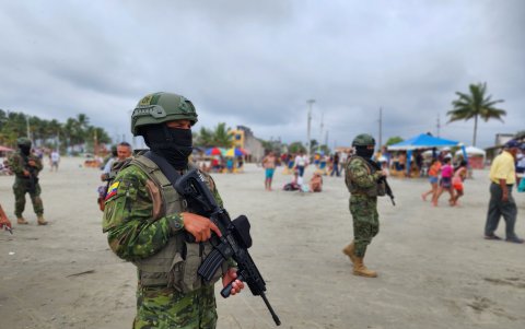 Atacames. La playa más visitada en Esmeraldas, tiene entre sus paisajes a militares con armas de grueso calibre.
