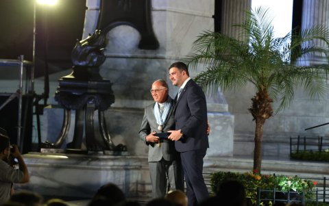 Entrega de la presea 'Jaime Nebot Saadi' a ciudadanos ilustres, Padre Marcos Paredes fue uno de los condecorados esa noche.