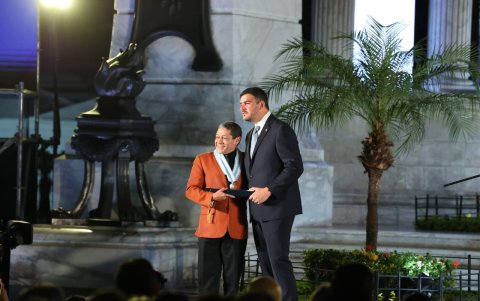 Luis Mueckay fue otro delos ciudadanos ilustres condecorados por el Alcalde Aquiles Álvarez, por su destacada labor en ambutos culturales