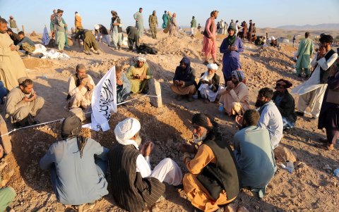 la gente ora después de enterrar a sus familiares que murieron en un terremoto en el distrito Zinda Jan de Herat, Afganistán, 09 de octubre de 2023.
