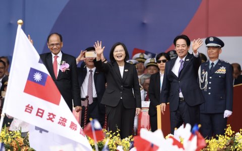 La presidenta taiwanesa, Tsai Ing-wen, saluda durante las celebraciones del Día Nacional de Taiwán en Taipei, Taiwán