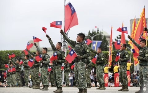 Imagen de soldados taiwaneses durante las celebraciones del Día Nacional de Taiwán en Taipei, Taiwán, el 10 de octubre de 2023.