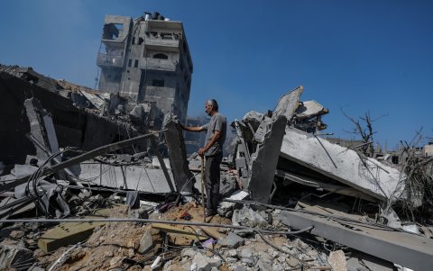 Un palestino inspecciona una casa destruida en el barrio de Al-Ramal tras un ataque aéreo israelí en la ciudad de Gaza, el 10 de octubre de 2023.
