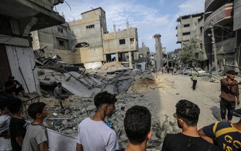 Vista de personas que revisan una zona con daños en Gaza luego de un ataque aéreo de Israel, este 9 de octubre de 2023.