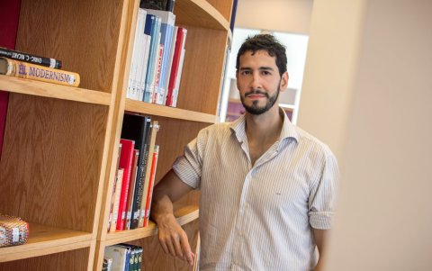 Autor. Javier Pérez Martínez es español y catedrático de la Universidad de las Artes.