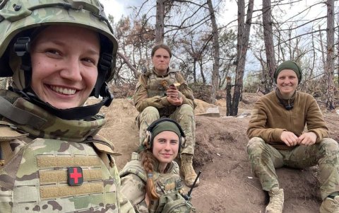 - El papel de las mujeres aumenta en el Ejército ucraniano al tiempo que se superan lentamente los estereotipos y unas diez mil sirven actualmente en el frente como voluntarias.