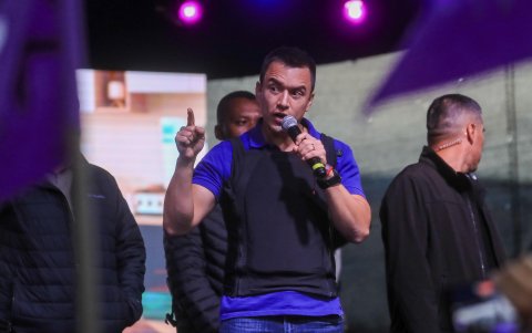 El candidato a la presidencia, Daniel Noboa, participa de una reunión con un chaleco antibalas, en una fotografía de archivo.