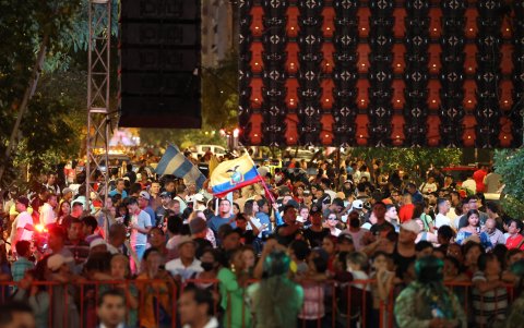 Urbe. Ciudadanos llegaron a la 9 de Octubre para ver la sesión. Entre ellos estuvieron simpatizantes de los candidatos a la Presidencia.