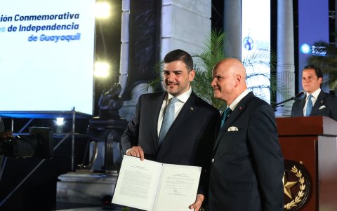 Hecho. El vicepresidente entregó formalmente la competencia del parque Samanes.