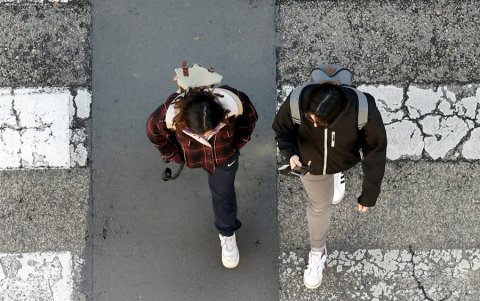 Imagen de dos adolescentes.