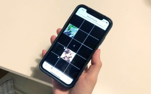 Vista de una persona sosteniendo un teléfono móvil abierto en una página de la red social Instagram