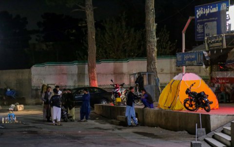 Varias personas se quedaron sin vivienda tras el terremoto de Afganistán