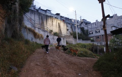 Calle. La vía de acceso principal sigue sin ser atendida pese a que son un barrio legalizado