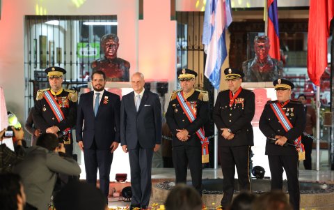 Jaime Cucalón de Ycaza, primer jefe del Cuerpo de Bomberos Samborondón; Cristian Torres Bermeo, secretario de Gestión de Riesgos; Alfredo Borrero Vega, vicepresidente de la República; Martín Cucalón de Ycaza, primer jefe del Benemérito Cuerpo de Bomberos de Guayaquil; Xavier Astudillo, primer jefe del Cuerpo de Bomberos de Machala; y Leopoldo Terán González, segundo jefe del Benemérito Cuerpo de Bomberos de Guayaquil.